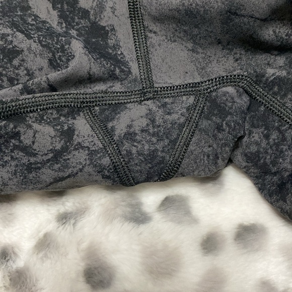 Women’s lululemon size 4 crop leggings - Picture 5 of 6